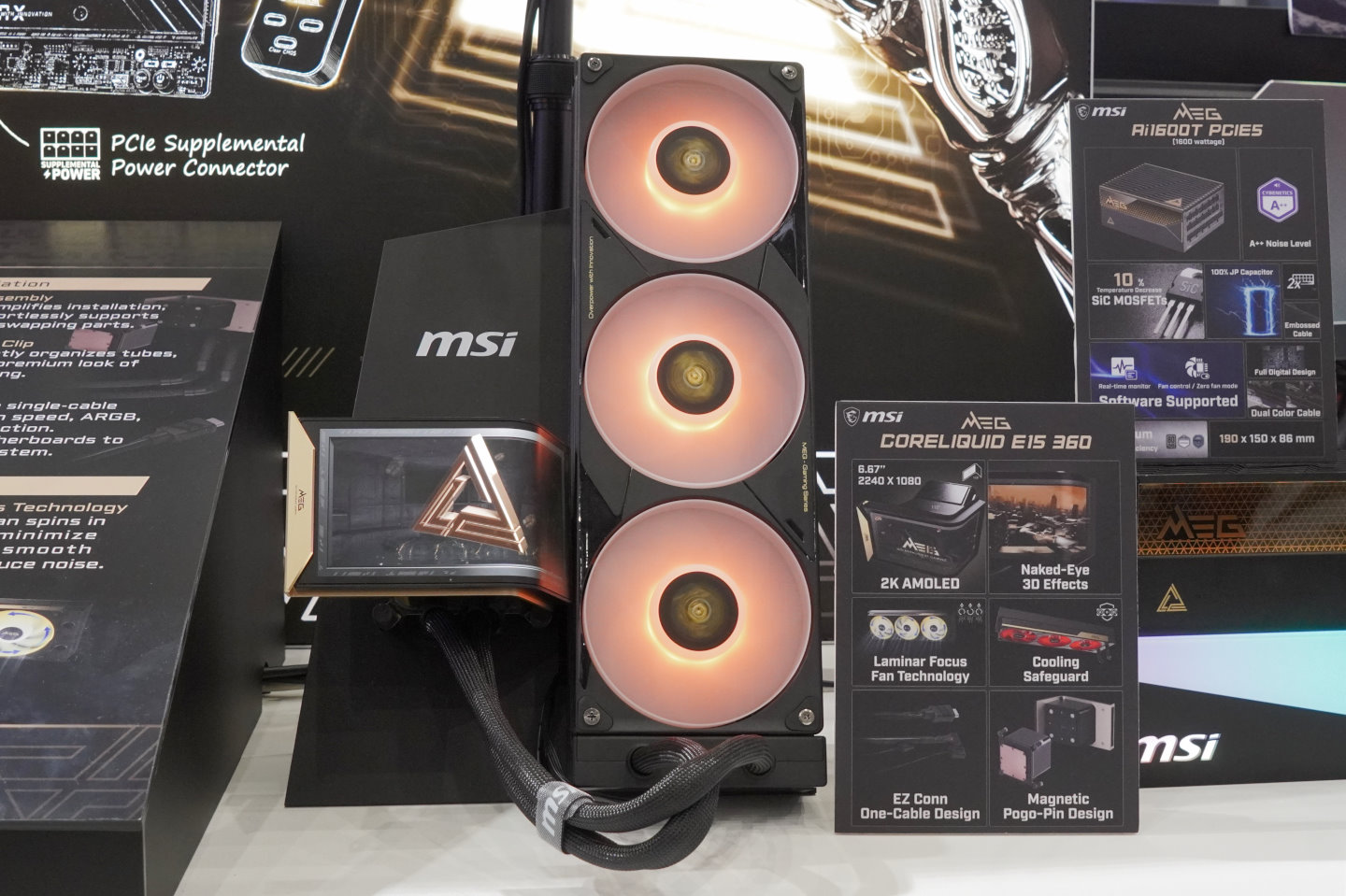 MEG CORELIQUID E15 360一體式水冷散熱器採用3組12 CM水冷排風扇，並搭配解析度達2K的6.67吋曲面OLED螢幕。