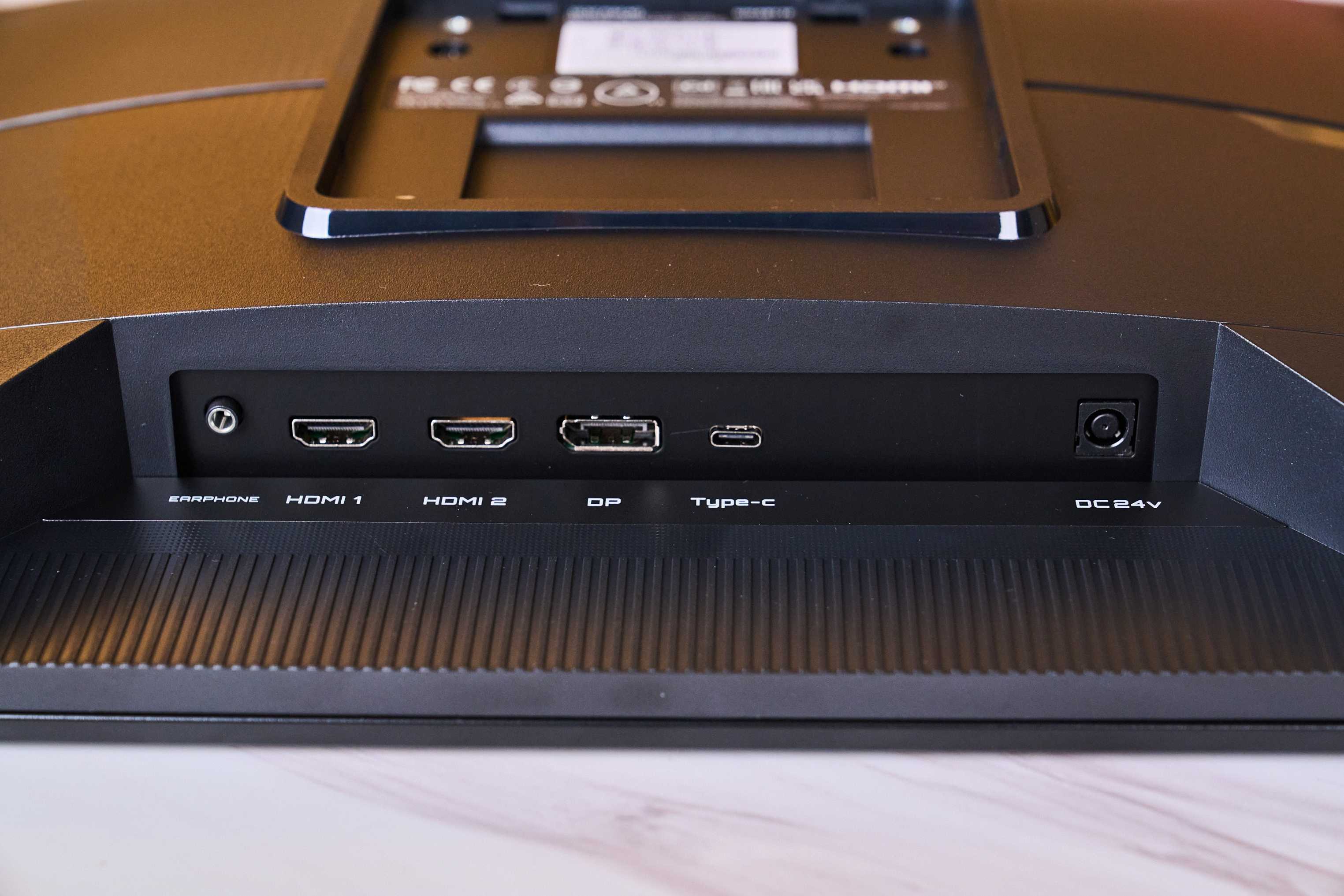 I/O 配置包括 HDMI 2.1×2、DP 1.4、支援 DP Alt. 的 USB-C 與 3.5mm 耳機孔。