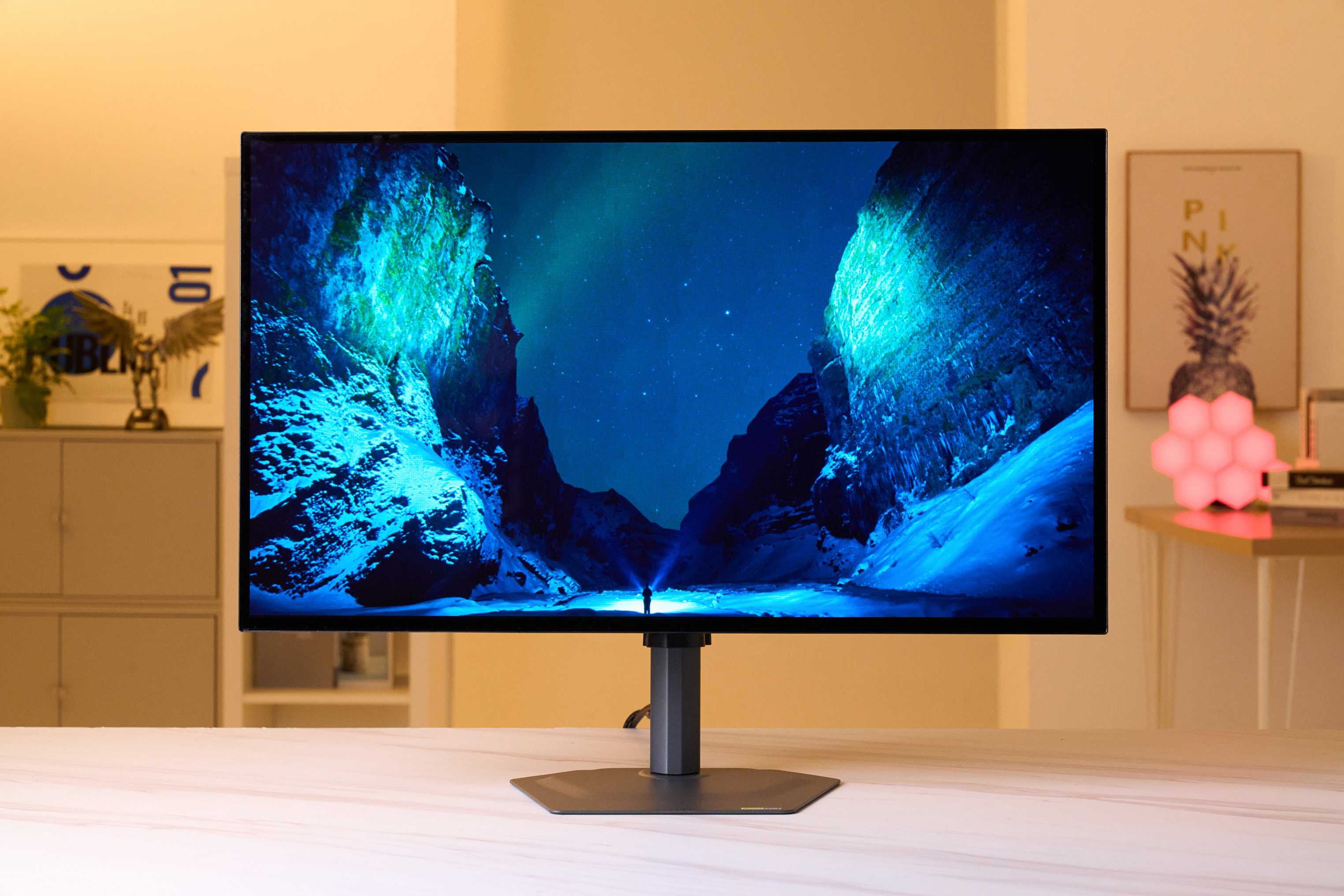 受惠於 OLED 每像素自體發光特性，GO27Q24G 擁有高達 1.5M:1 對比度，夜景、星空等高反差場景更能展現深邃黑階與細膩層次