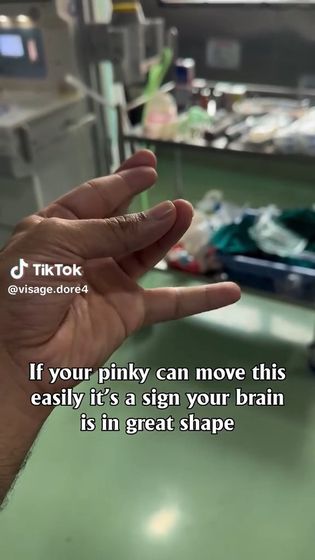 在 TikTok 上引發熱議的「翹小指運動」,真的能阻止認知功能退化嗎?