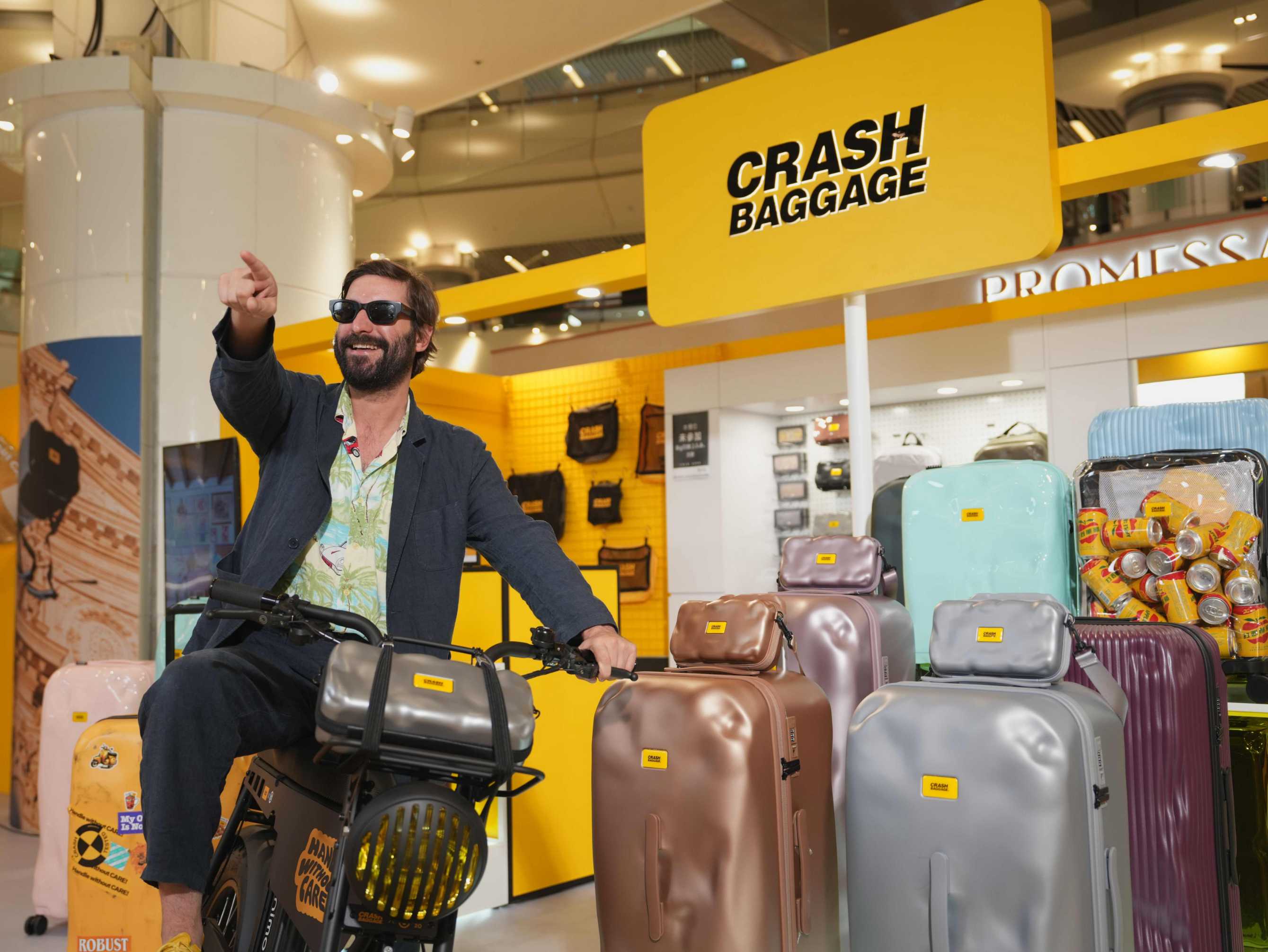 全台限量 22 台!Crash Baggage 攜手 Urban Drivestyle 推聯名電輔車