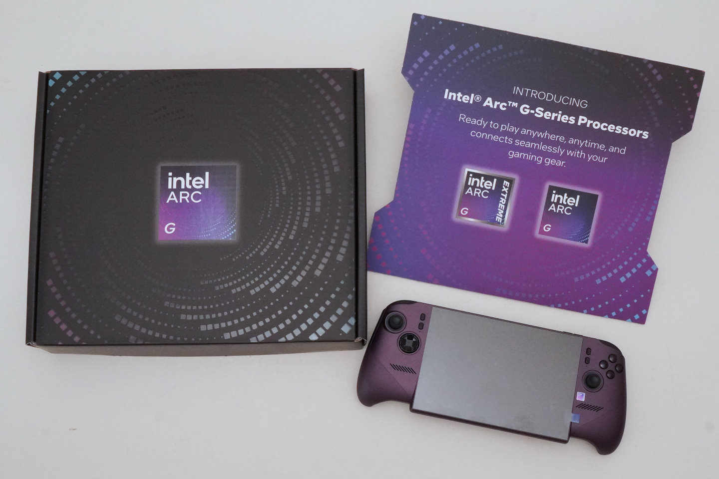 Intel提供的測試樣品採用特殊包裝，透過Arc G系列處理器提供隨身遊玩遊戲的體驗。
