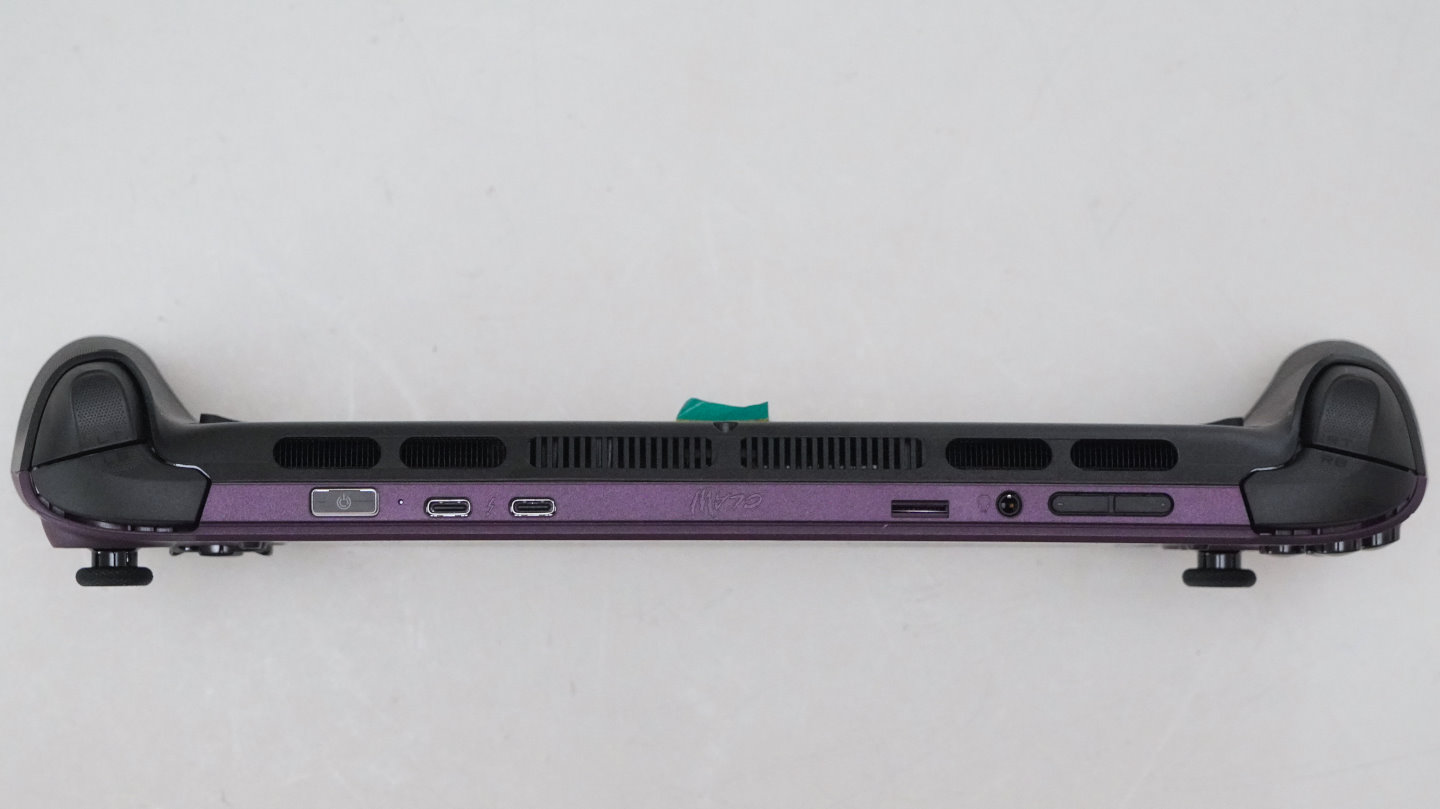 機身頂部則有熱排氣口，以及具指紋辨識功能的電源鍵、2組Thunderbolt 4端子，還有microSD Express讀卡機、3.5mm耳機麥克風複合端子、音量鍵。