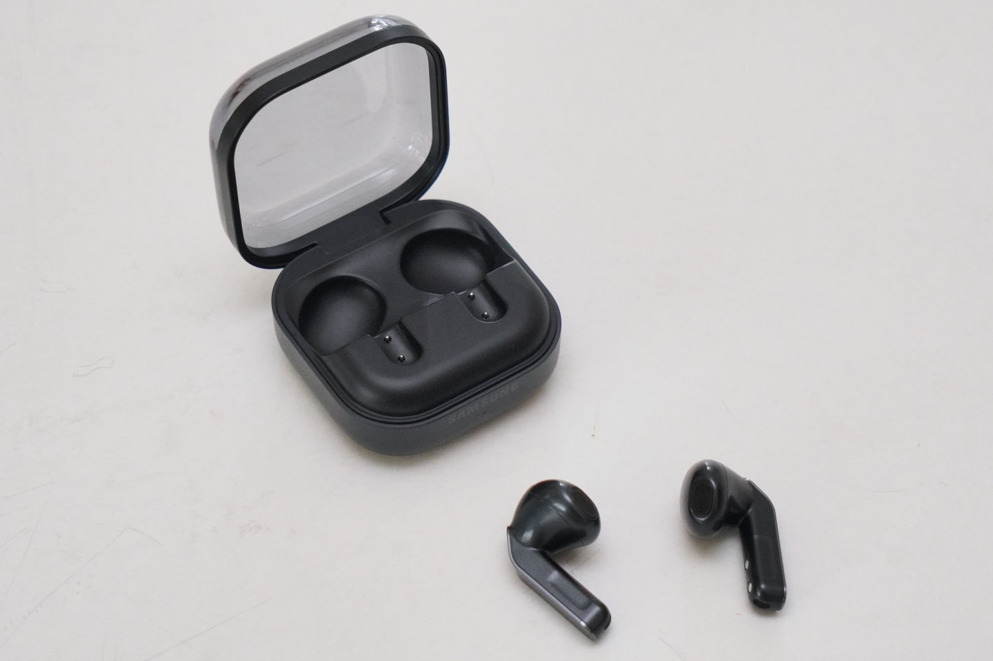 Bluetooth Core 6.0 LE Audio藍牙音訊標準搭配Samsung Galaxy Buds4藍牙無線耳機，能夠享受Windows 11 Super Wideband Stereo、Shared Audio等功能。