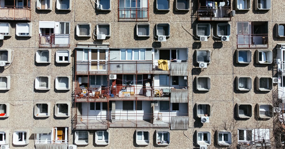 螢幕太亮、設計太亂竟然會傷腦?研究示警:這幾種「視覺污染」正悄悄引發現代人偏頭痛與焦慮