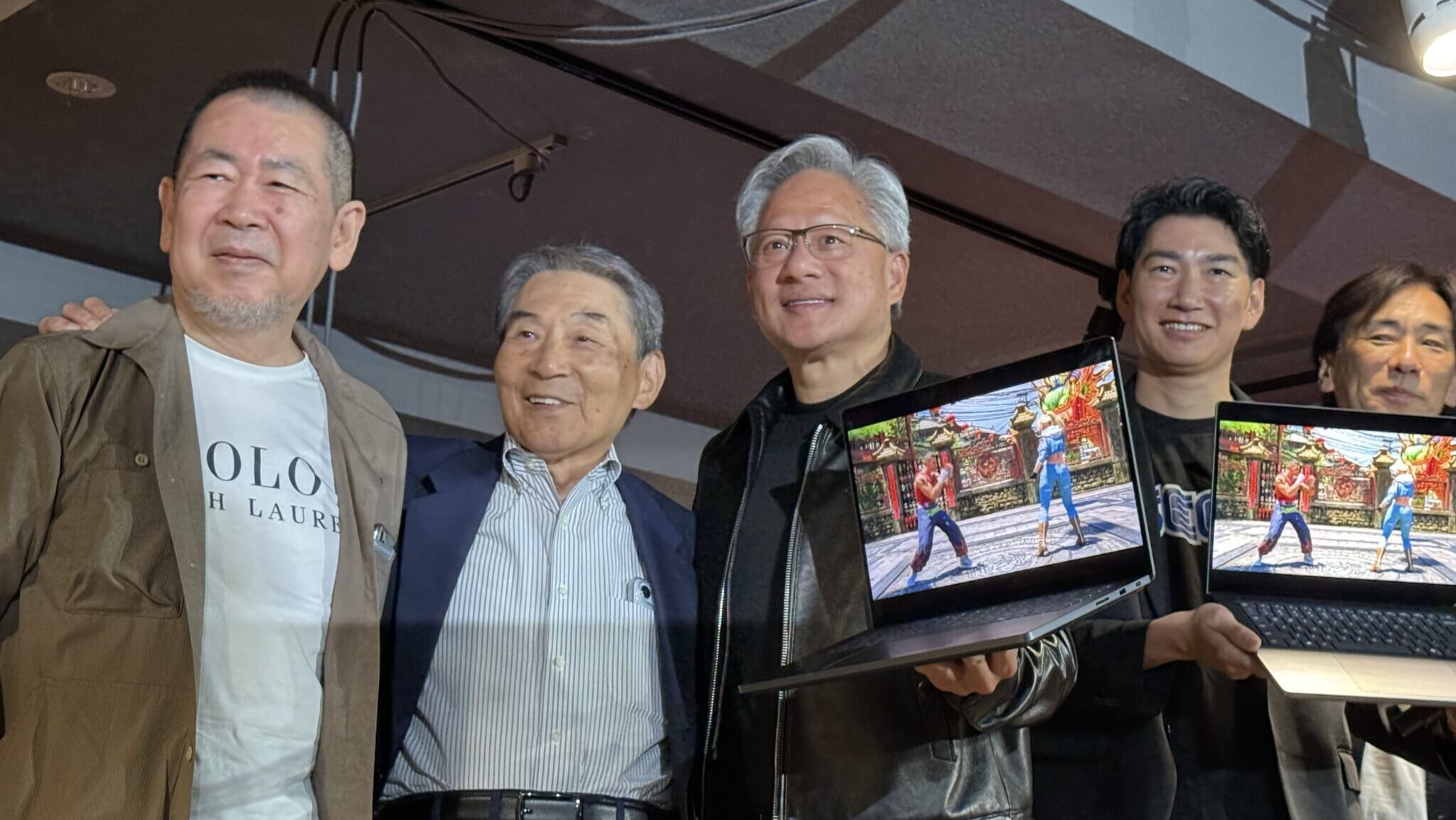 黃仁勳與SEGA執行長里見治紀、《擬真格鬥》製作人鈴木裕等人於東京GiGO秋葉原3號館一同慶祝2間公司長達30年的合作關係。