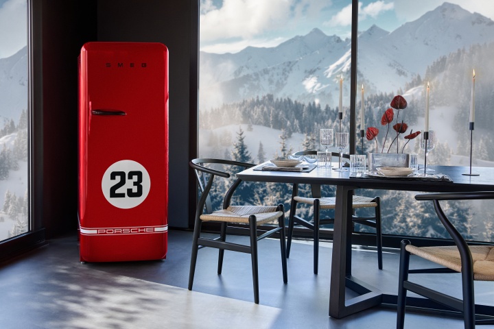 把 Porsche 賽道美學搬進家中!SMEG 推出聯名復古冰箱、咖啡機,7/18 限量開賣