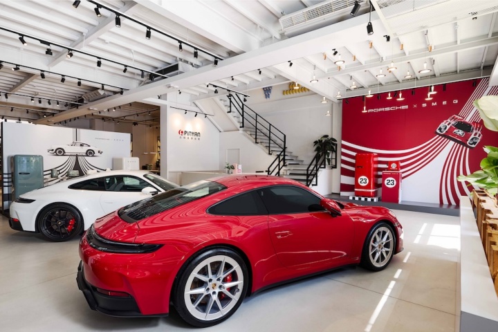 把 Porsche 賽道美學搬進家中!SMEG 推出聯名復古冰箱、咖啡機,7/18 限量開賣