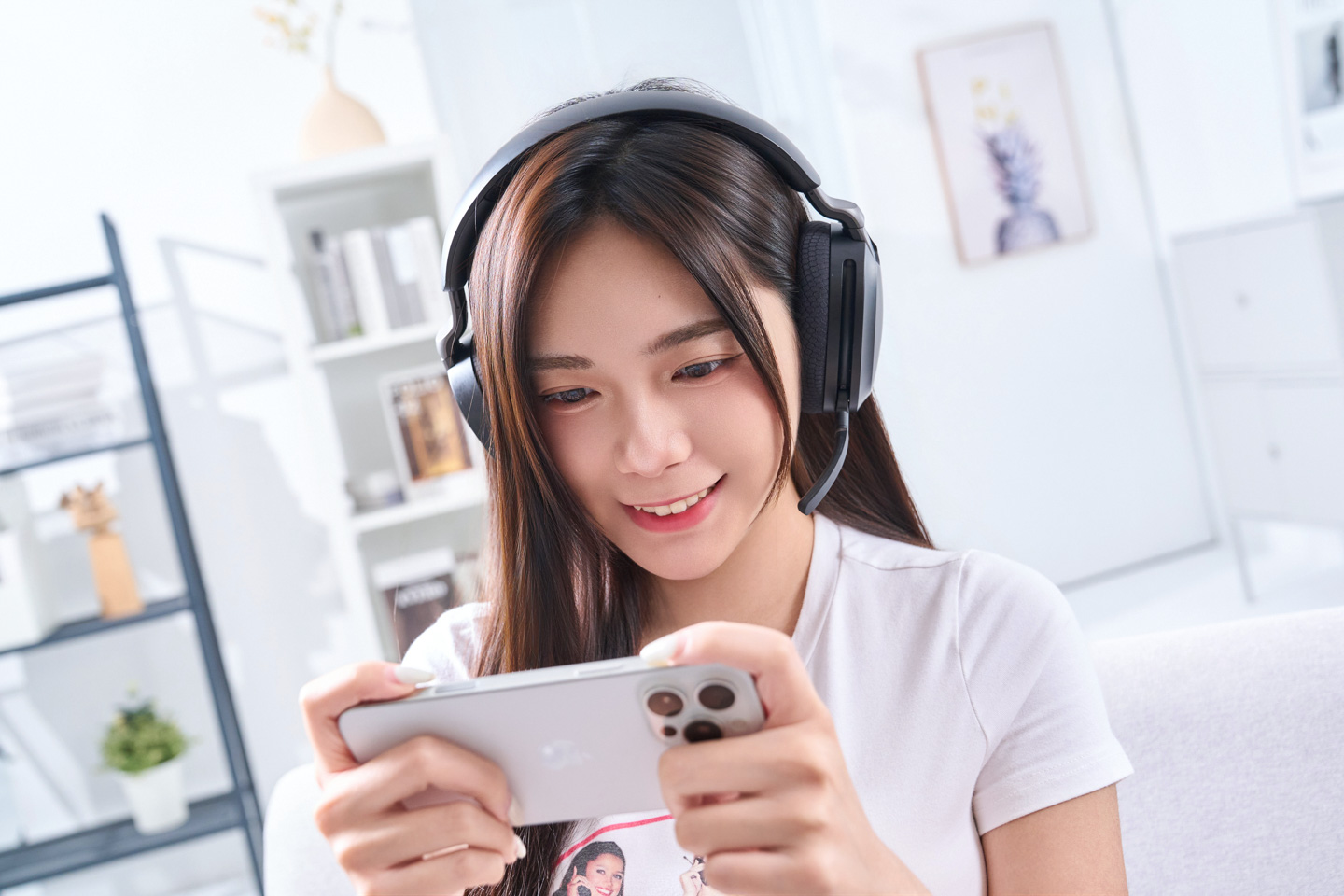 搭配手機使用時，藍牙 5.4 連線同樣穩定順暢，行動遊戲的操作與音效反應不打折扣。