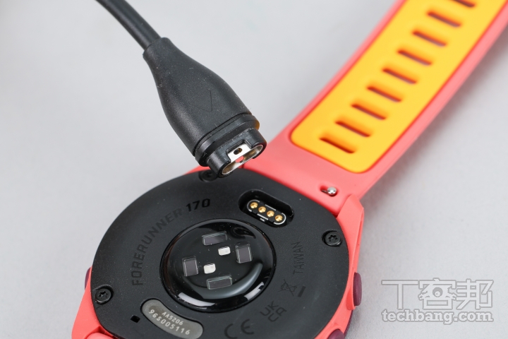 專用充電介面採用 Garmin 專屬磁吸充電接點,確保充電與資料同步更穩定。