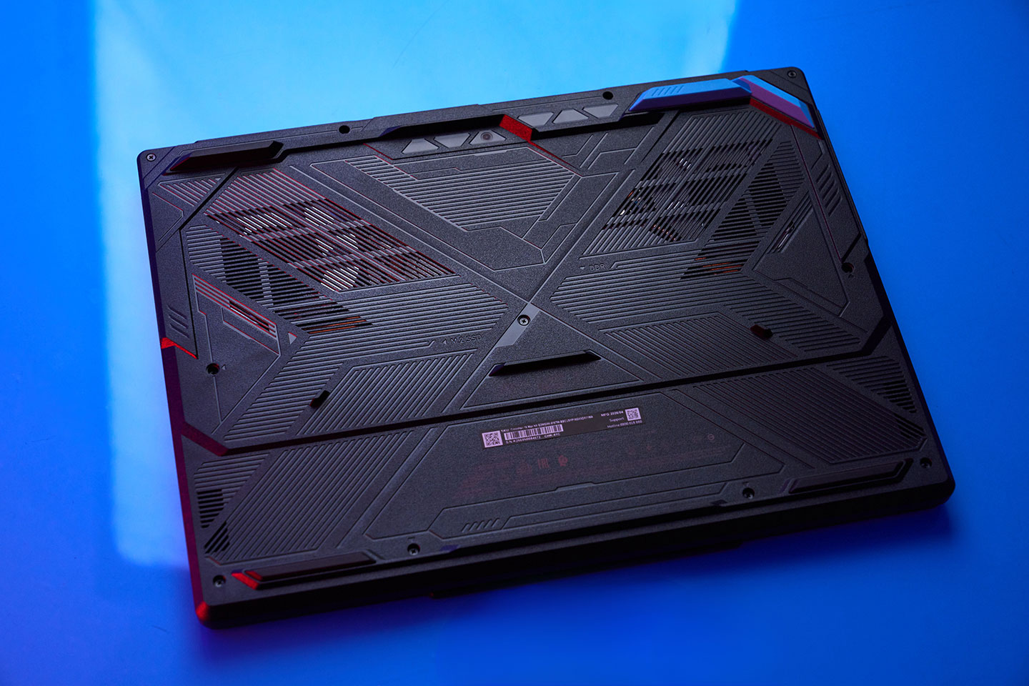 Crosshair 16 MAX HX 底部散熱孔設計成一個大大的 X。