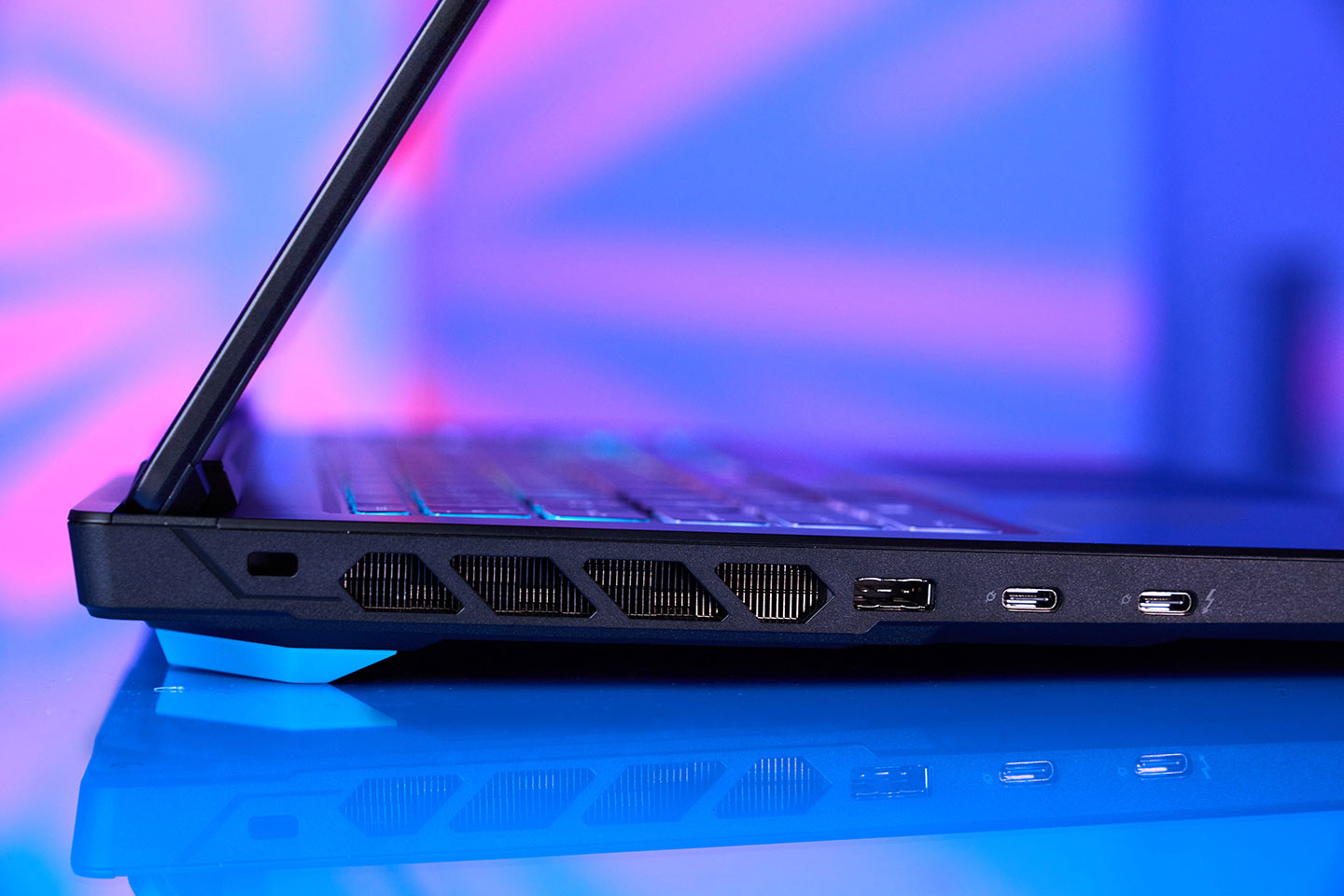 機身左側配置方型電源接口與兩組 USB Type-C 埠，其中一組支援 Thunderbolt 4 規格，另一組為 USB 3.2 Gen2。