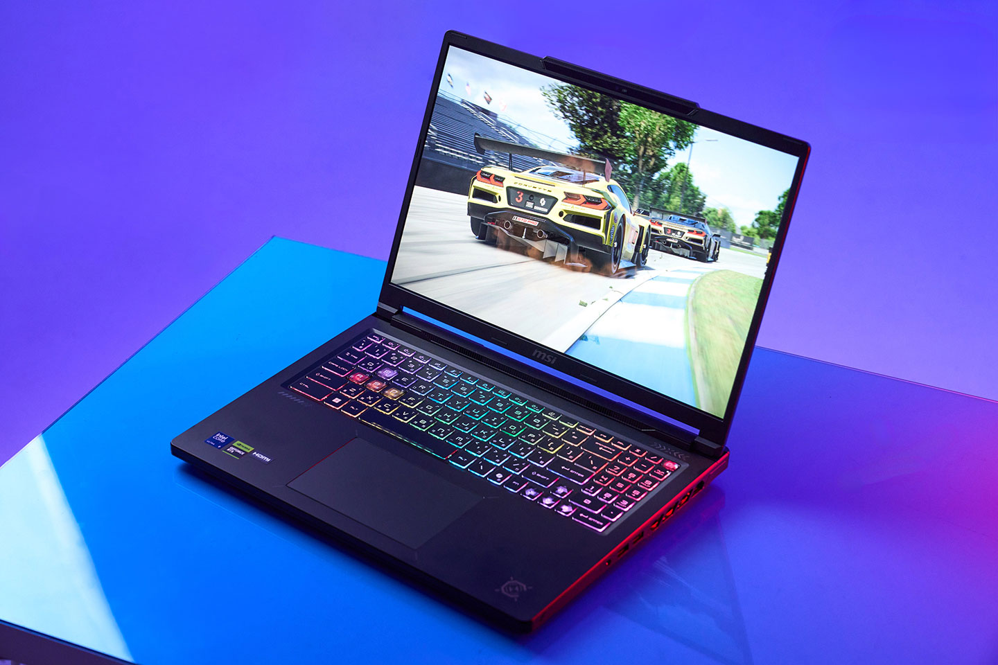 全新的 Crosshair 16 MAX HX 不只外觀上有明顯改動，內在硬體規格也大幅升級。