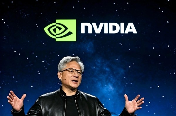 黃仁勳再轟「AI自主意識」純屬編造!揭開大模型巨頭「造神與恐慌行銷」的商業算計