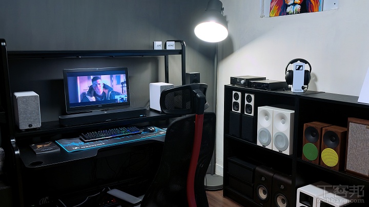 「電競與桌面音訊體驗區」集結 Sennheiser 旗下耳機、麥克風、Soundbar，以及他牌多款桌面音響品牌產品，透過真實桌面配置呈現遊戲、影音與音樂聆聽情境，讓消費者實際體驗不同設備的使用方式。