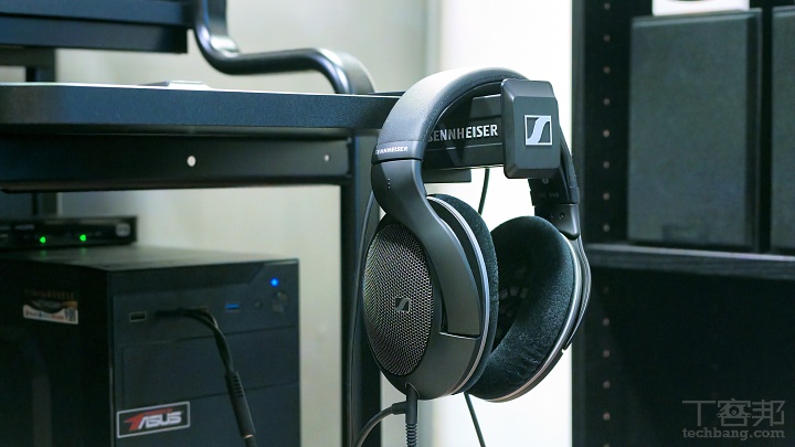 ▼ 其中，Sennheiser 耳機系列延續品牌一貫的聲音調校，兼顧遊戲定位、人聲細節與音樂還原能力，無論是遊玩FPS競技遊戲時的腳步聲定位，或欣賞高解析音樂，都能提供細膩且自然的聲音表現。現場也同步展示 HD 500 系列耳機，搭配 HD 500 BAM 懸臂式線控麥克風，可快速化身兼具高音質與清晰收音能力的電競耳麥，滿足直播、語音會議及多人連線遊戲需求。