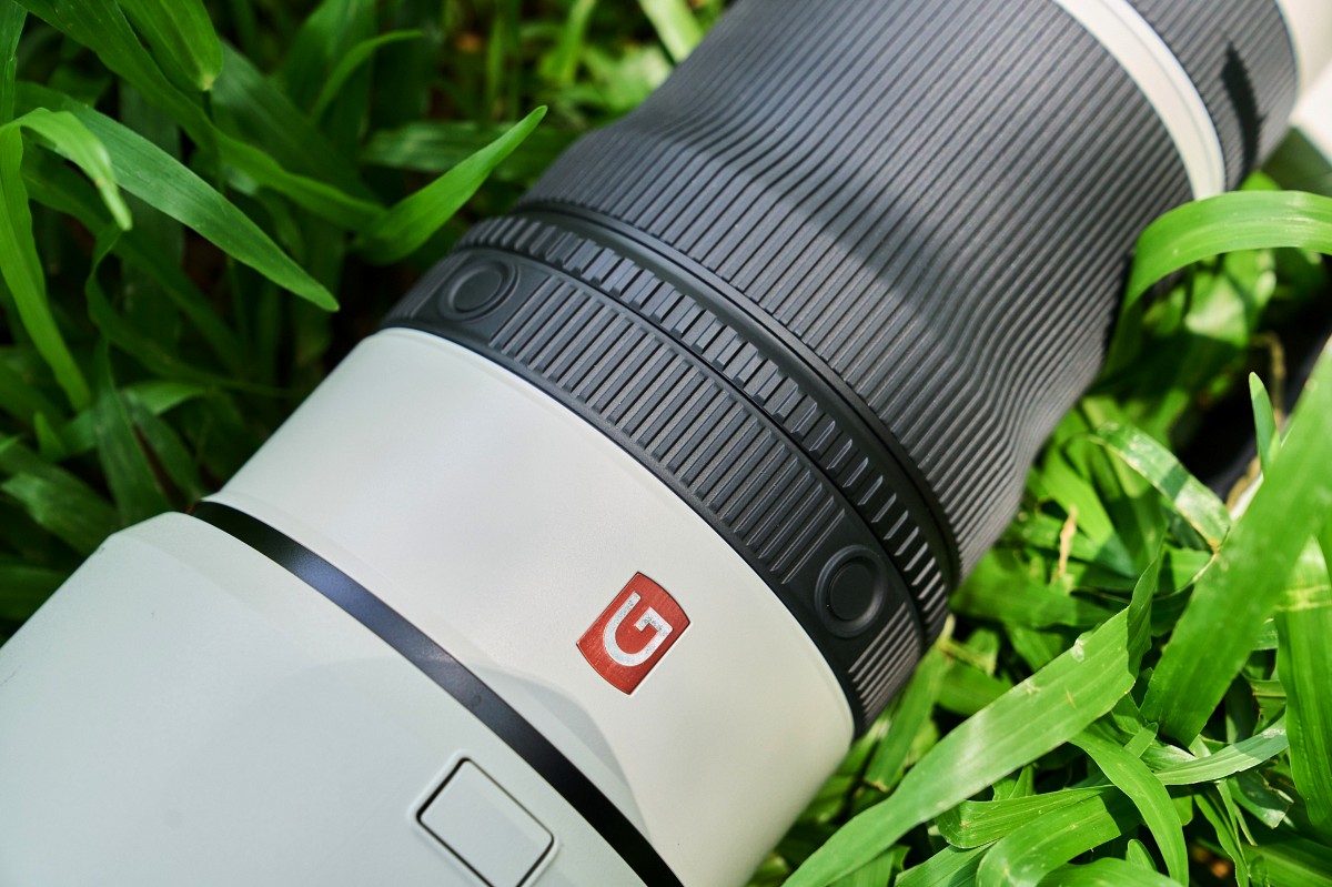 SEL100400MC 內建與 Sony 自家旗艦超望遠定焦鏡相同的功能環,搭配四顆自訂按鍵,讓用戶可依個人操作習慣指派常用功能,打造最直覺順手的工作流程。