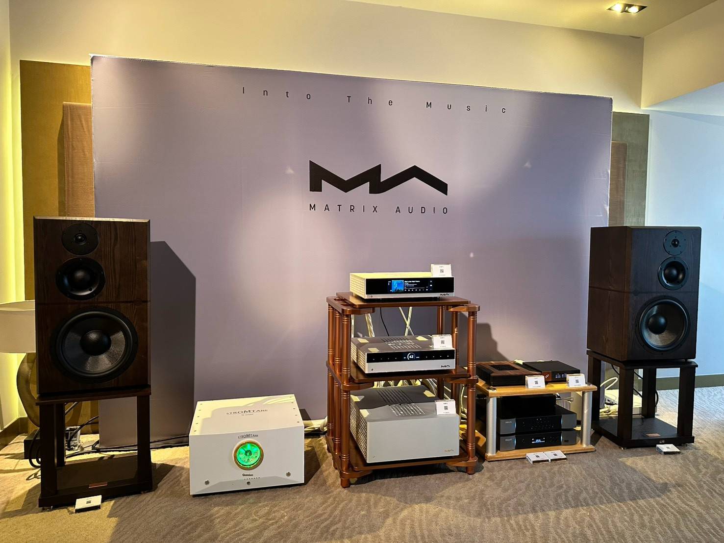 逸聲展房以 Matrix Audio 電源處理器、串流機、前級與後級擴大機,搭配 Revival Audio ATALANTE Grande Réserve 限量旗艦喇叭。