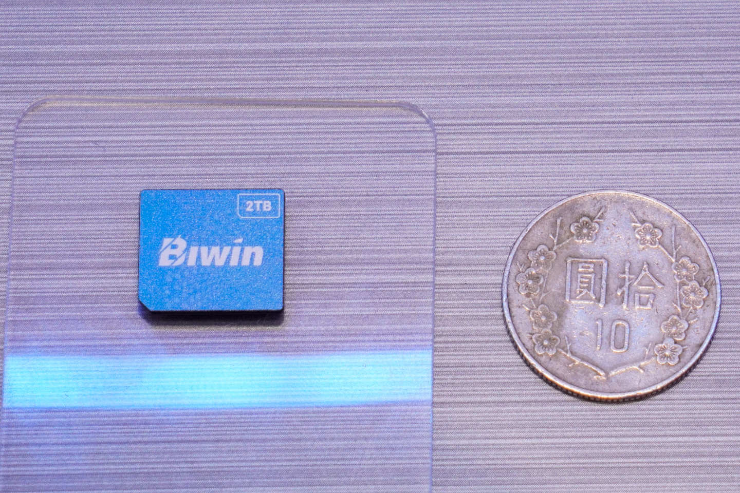 Mini SSD固態硬碟的尺寸相當小巧，大約只有10元銅板的一半。