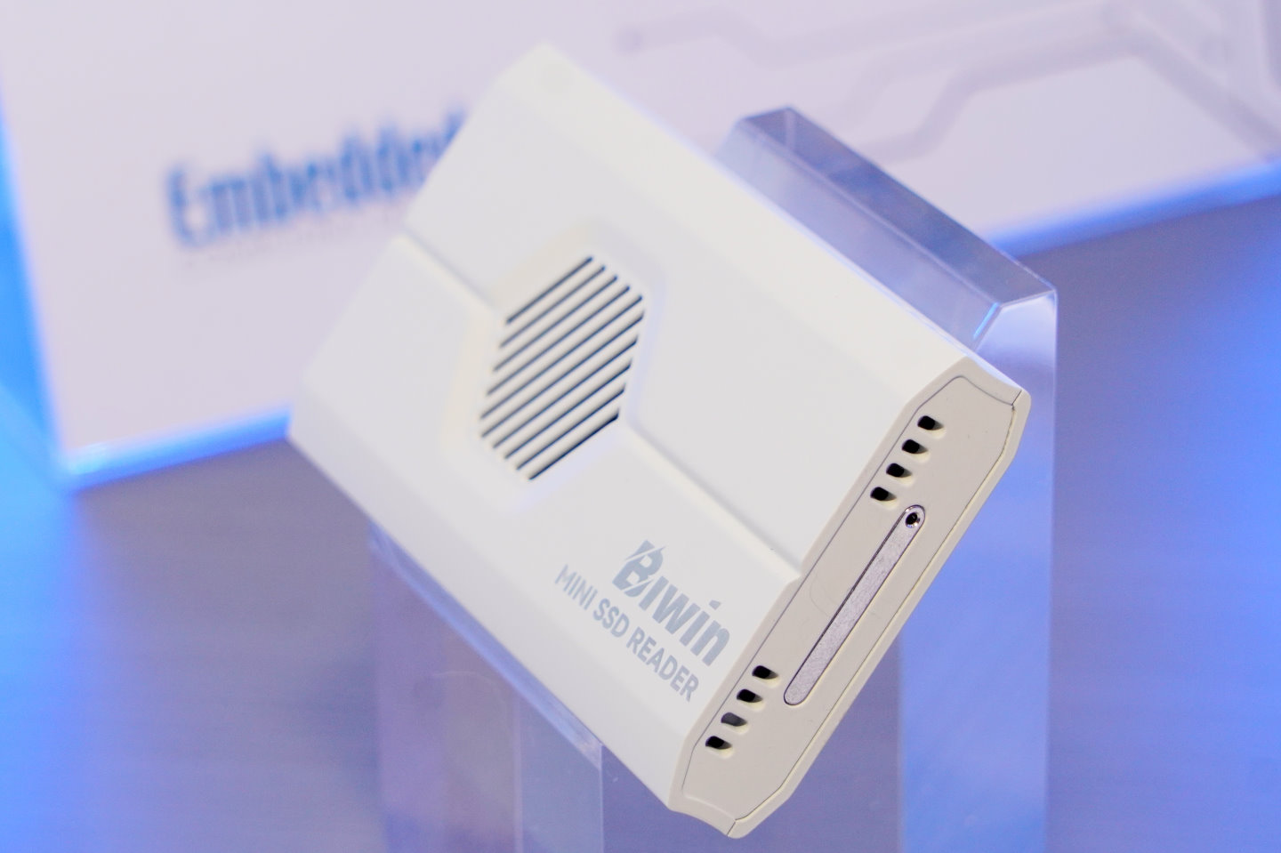 使用者可以利用SIM卡的退片針取出專用的卡槽托盤。