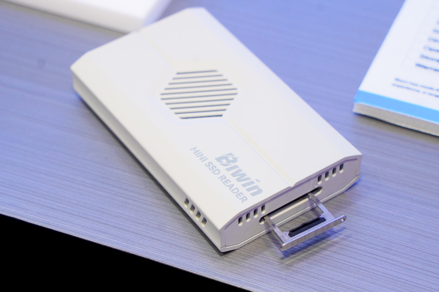 取出托盤後，可以像安裝SIM卡般將Mini SSD裝入電腦或讀卡機。