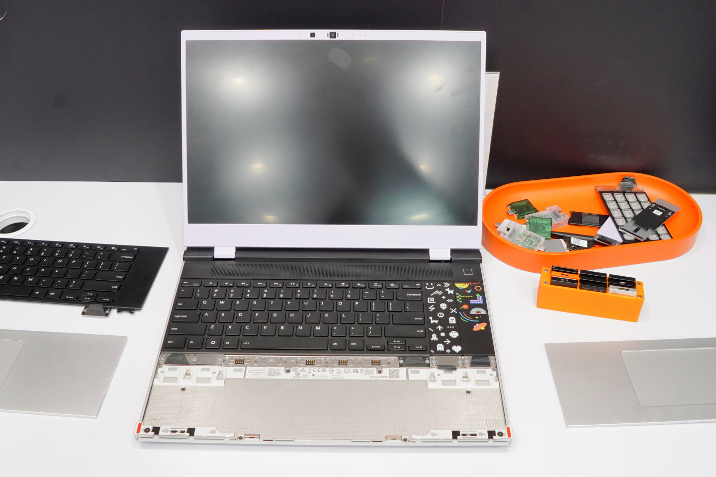 Framework也把尺寸更大、能安裝獨立顯示晶片模組的Laptop 16帶到現場。