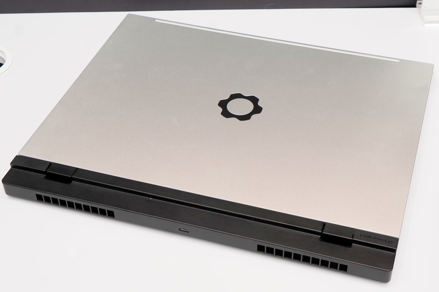 Laptop 16的機身下方後半部為可以拆卸的獨立顯示晶片模組。