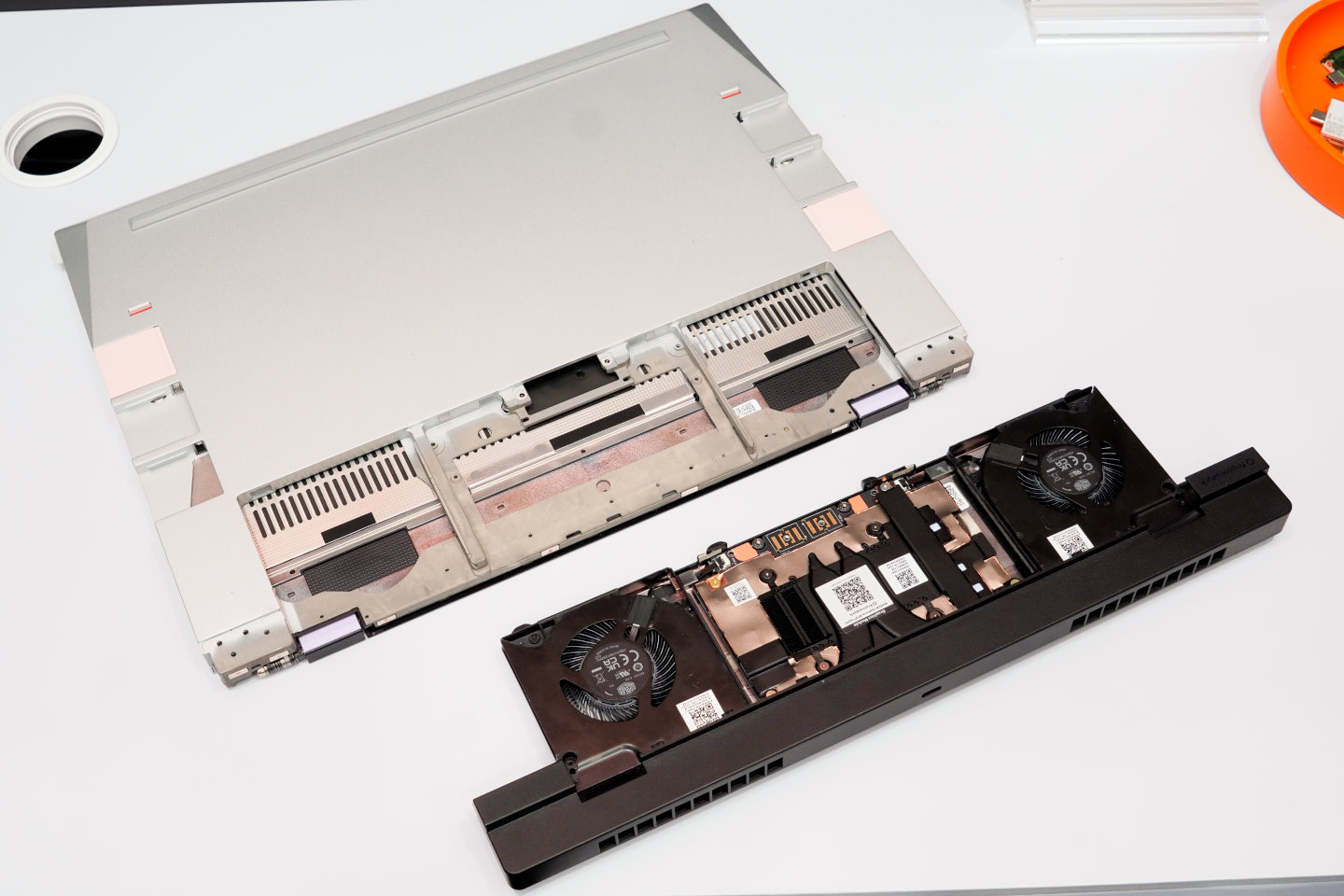 使用者可以選擇空的擴充槽模組，或是MD Radeon RX 7700S、NVIDIA GeForce RTX 5070 8GB / 12 GB等獨立顯示晶片模組。