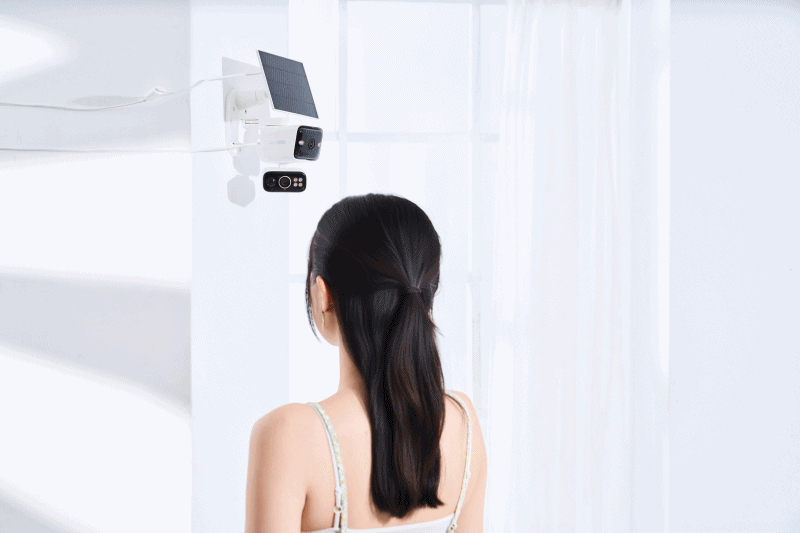 下方鏡頭可以 360 度水平旋轉，同時也能 120 度垂直移動，加上具備望遠拍攝能力，可以將較遠處的細節放大查看。