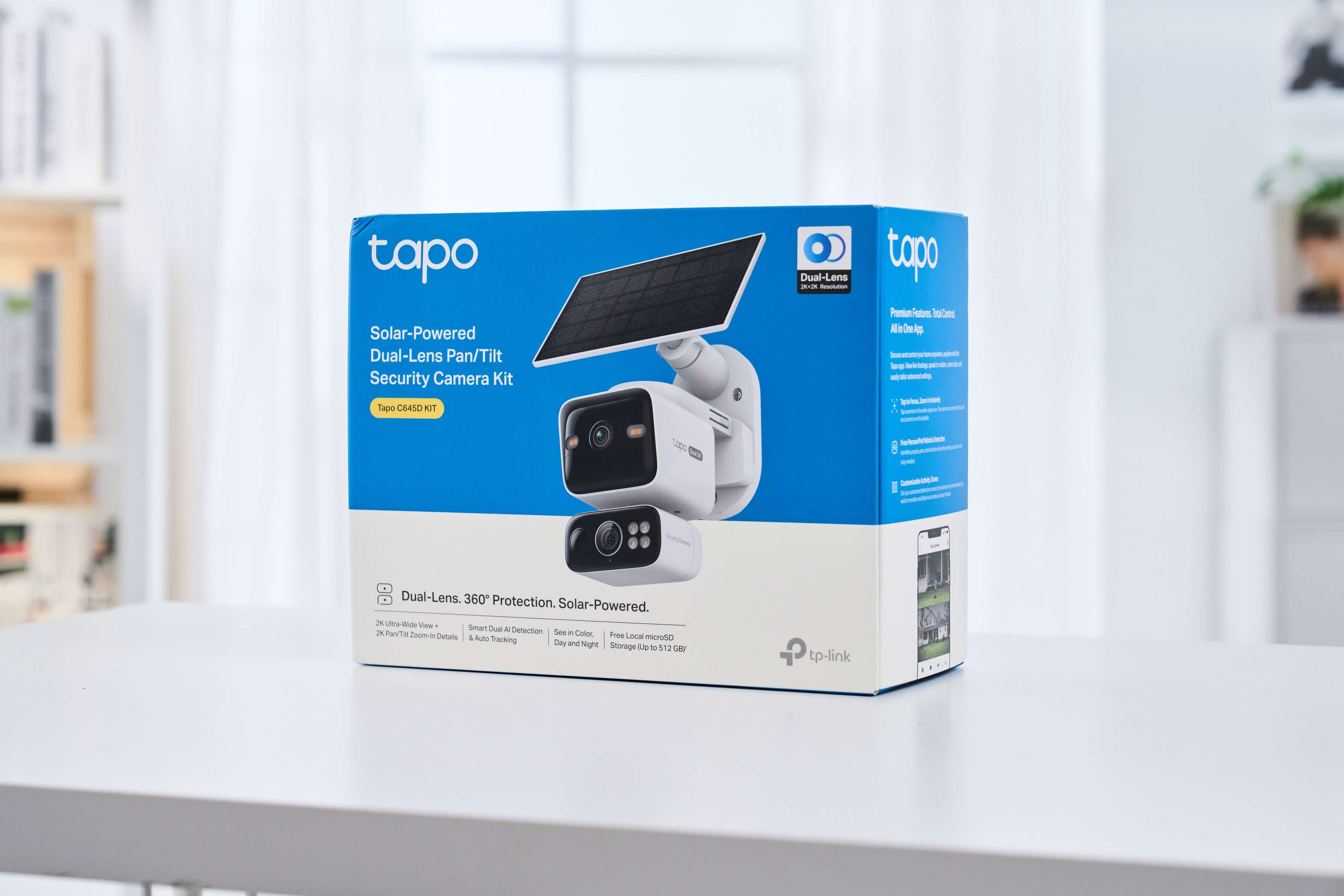 Tapo C645D KIT 包裝延續一貫風格，直接畫清楚安裝完成後會長什麼樣子，也有完整的功能說明。