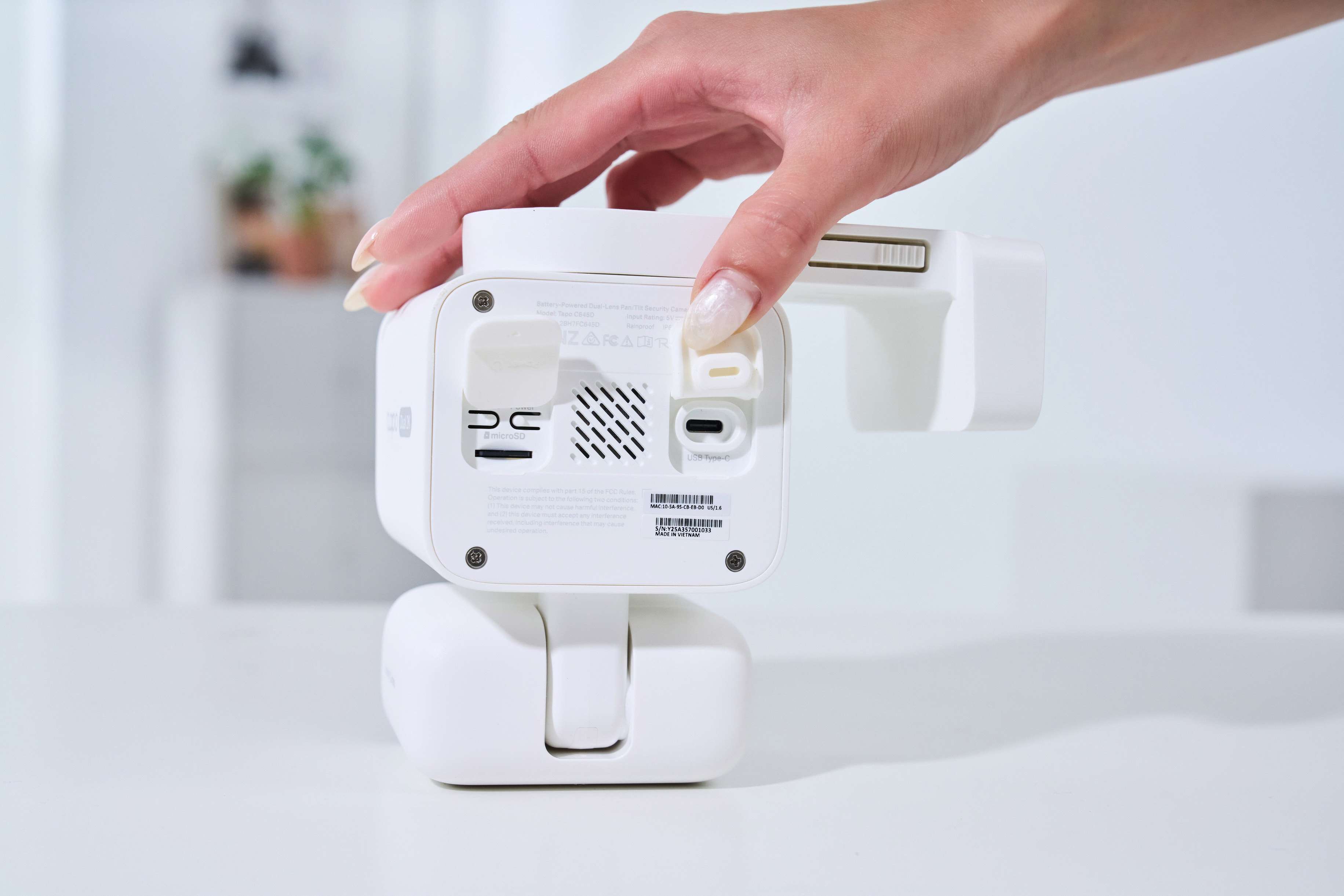 機身後方有 Power 電源鍵、Reset 重置鍵，另外一側為 USB-C 連接埠可以連接太陽能板使用，主機本身內部就包含 10,000mAh 電池，充飽電之後具備大約四個月左右的續航力。