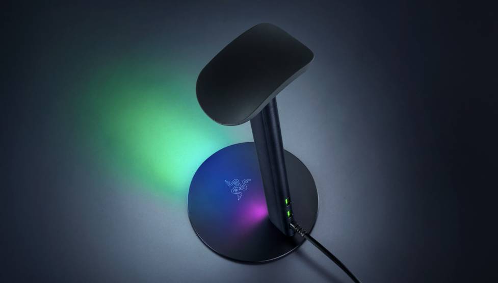 Razer Base Station V3 Chroma 智慧耳機架登場：離開支架自動切換模式，RGB 燈效同步點亮桌面