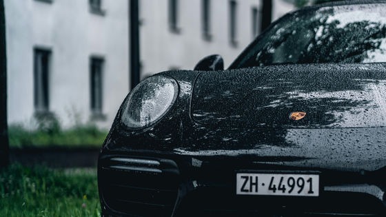 《Nature》研究顛覆你過去對愛車為何會生鏽的認知:雨滴滑過車體表面會產生電位差,效果相當於微型閃電