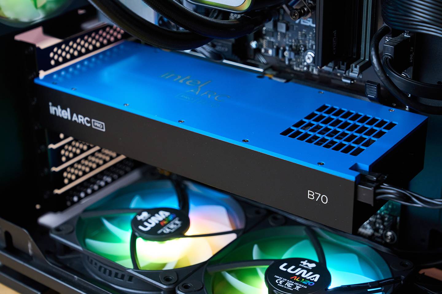 Intel Arc Pro B70 尺寸為 2 槽設計，並採用適合並聯多卡的渦輪鼓風扇，散熱效果不俗，但全速運作的聲音會稍稍有點嚇人。