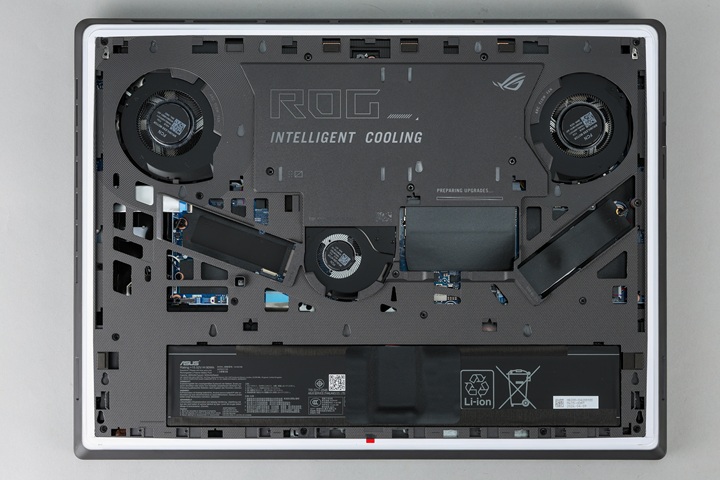 在左右側都設置 M.2 SSD 插槽，搭配免工具 Q-Latch 扣具；主機板其餘敏感電路則以保護蓋覆蓋，並配置光學感測器，開蓋時主動切斷電源以防誤觸短路。