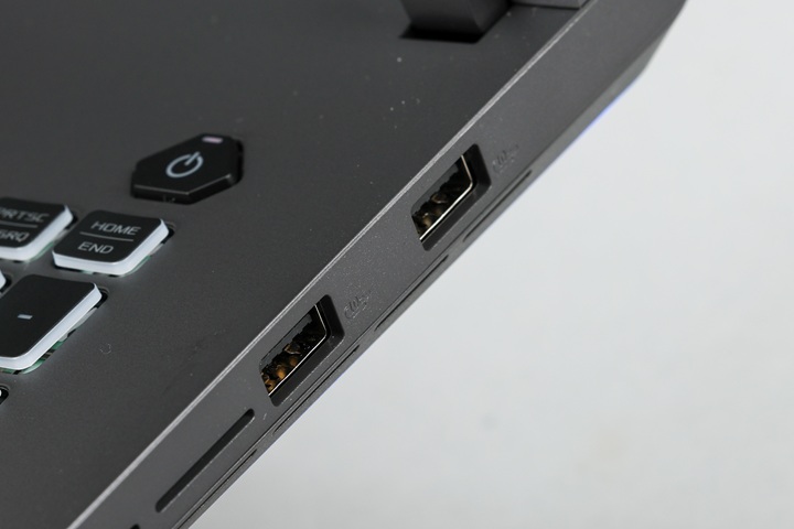 機身右側配置兩個 USB 3.2 Gen2 Type-A 埠。
