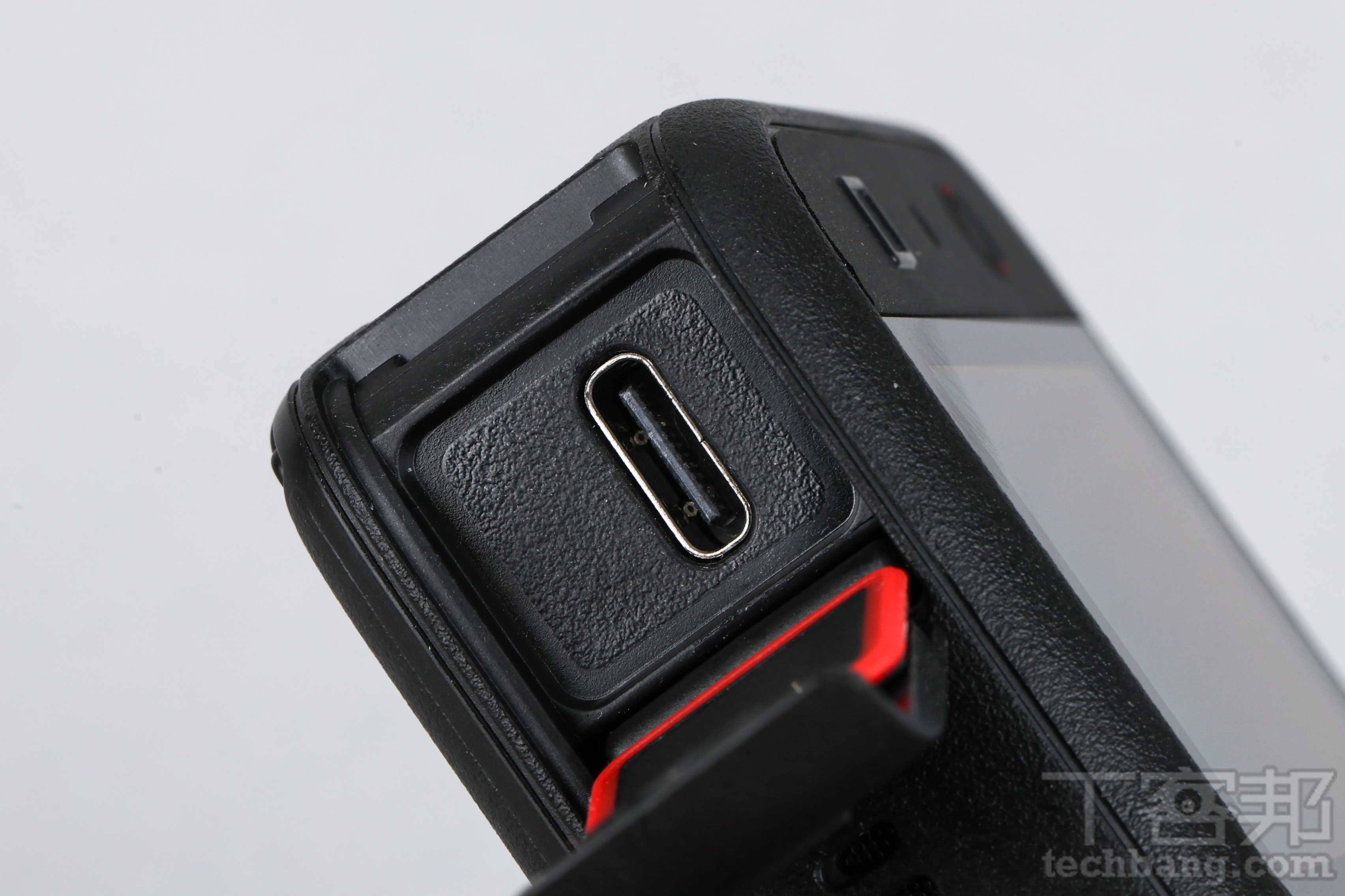 USB-C連接埠：側邊防護蓋內配置USB-C連接埠，可用於充電與有線素材傳輸。
