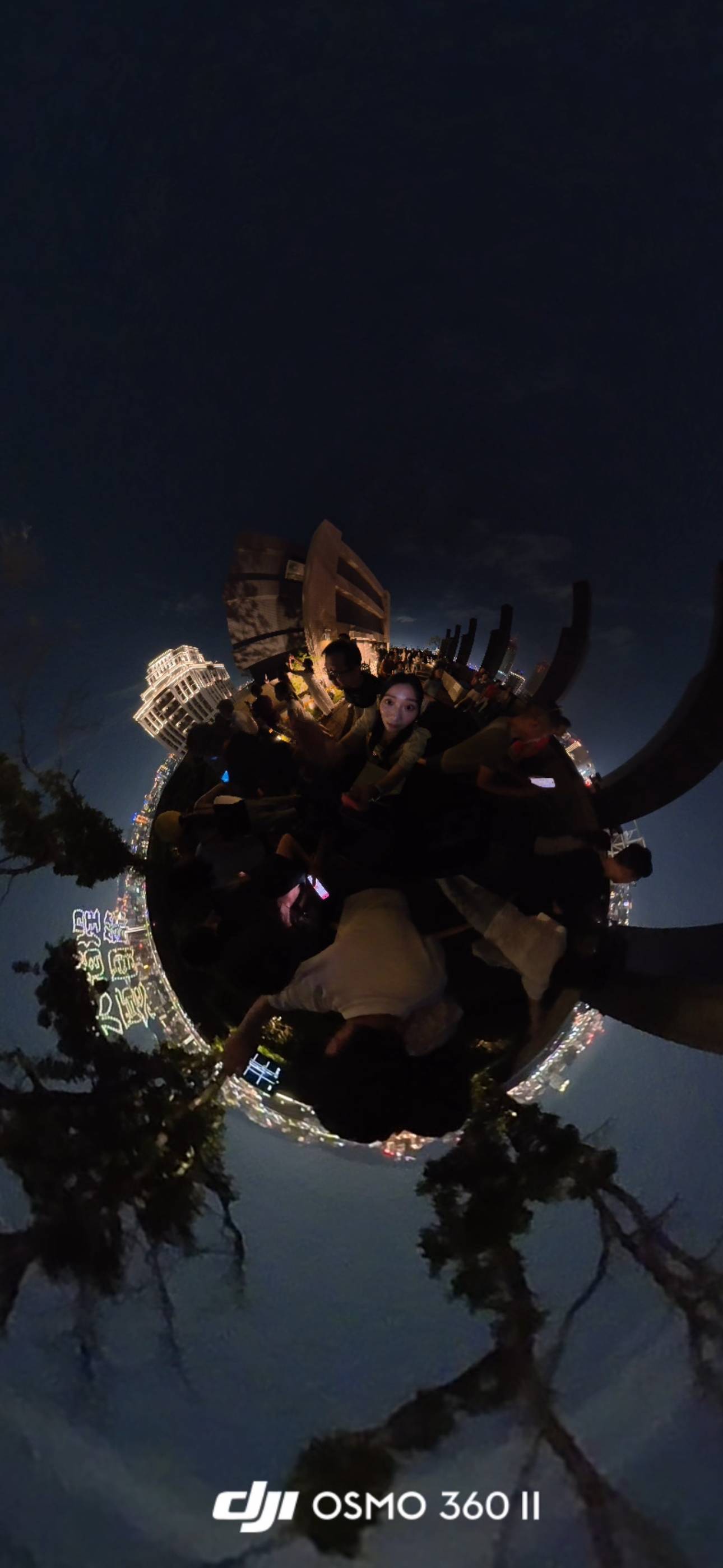 夜拍全景效果：夜間素材仍能保留環境亮部與人物輪廓，搭配全景視角呈現更具沉浸感的夜景畫面。