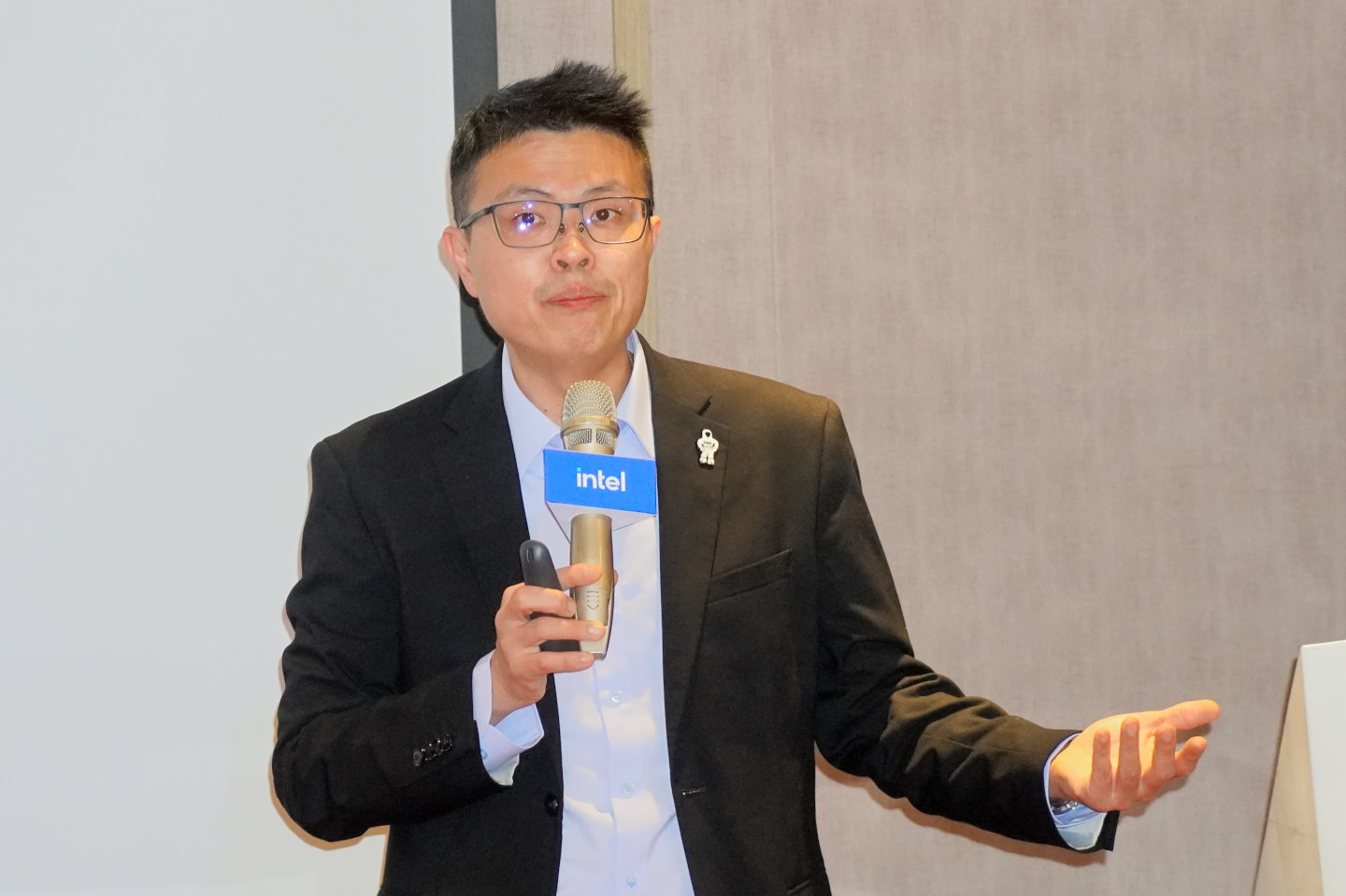 Intel邊緣運算事業群生態系發展部門總經理杜唯揚在說明會上半場為大家解說實體AI的發展趨勢。