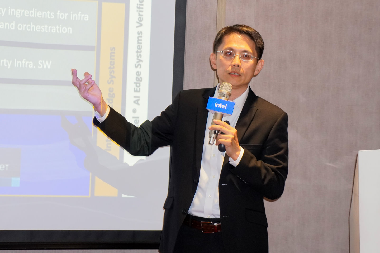 Intel邊緣運算事業群平台研發協理王宗業在說明會下半場分析Intel的技術與優勢。