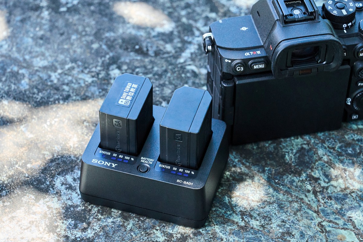 α7R VI 採用更高容量的 NP-SA100 電池，蘇亮宇以相同的攝影習慣在外拍攝一整天，明顯感受到續航力相較 NP-FZ100 電池提升不少。