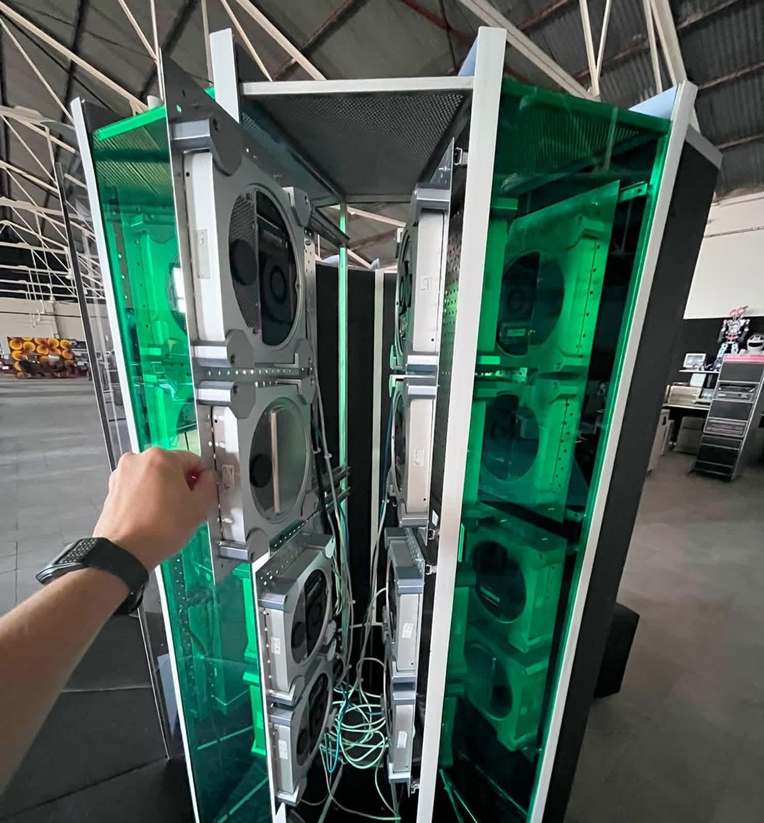 西班牙博物館用30 台舊 Mac 重塑傳奇超級電腦 Cray-1 的數位靈魂，未來還要塞滿 M4 挑戰 TOP500