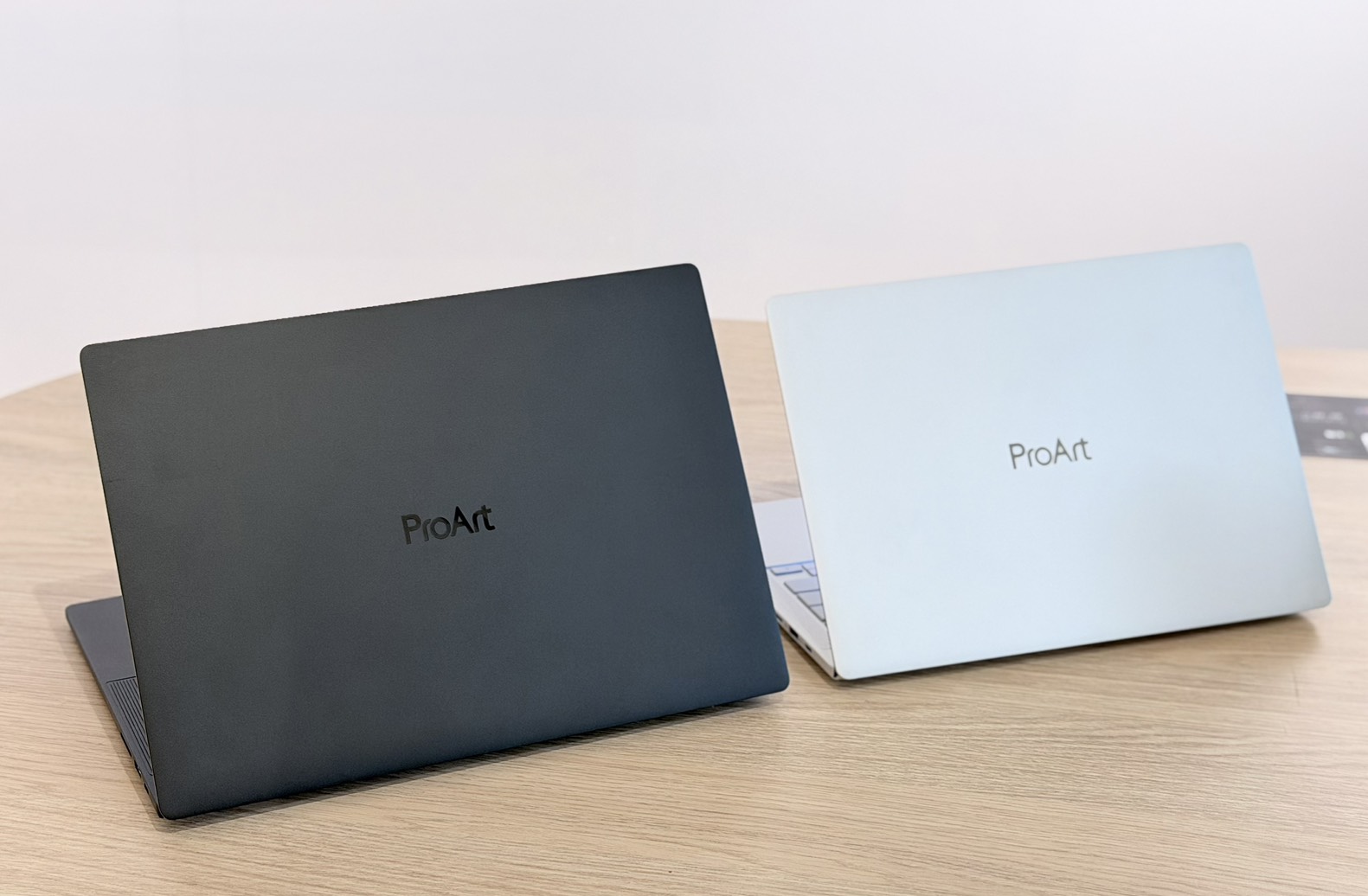 ASUS ProArt P16（H7607）採用航太級高精密度 CNC 一體成型鋁合金打造，外觀配色提供「曜夜黑」與「晧月銀」兩種選擇。