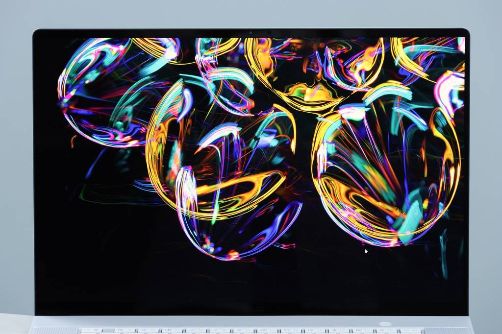 在雙層串聯 OLED（Tandem OLED） 架構下，亮部細節清晰銳利，暗部純黑深邃無光暈。