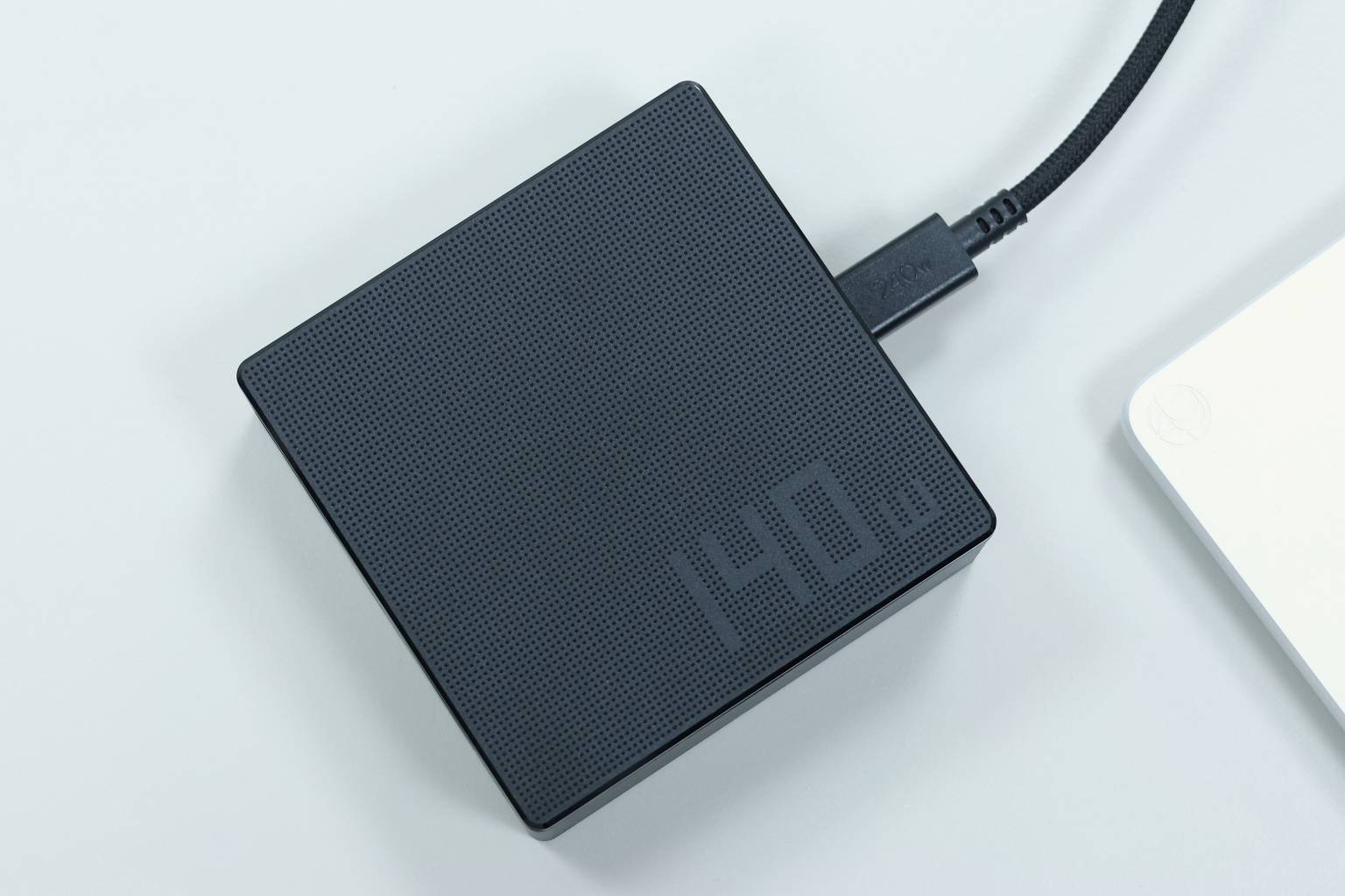 隨機搭配 140W 的 Type-C 介面變壓器​。