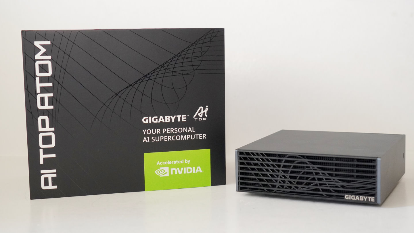 筆者先前也針對GIGABYTE推出的DGX Spark產品AI TOP ATOM進行詳細測試與介紹，並在上面透過模擬器執行Windows 98作業系統。
