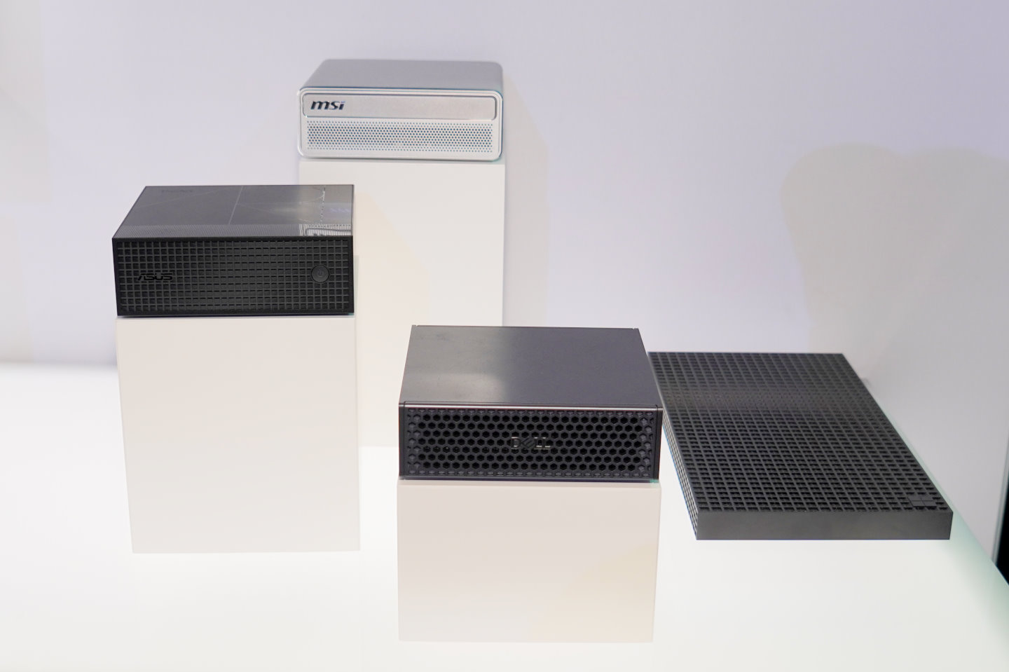 此外也展示了Asus、Dell、Msi推出的迷你電腦，以及Microsoft推出的Surface RTX Spark Dev Box。