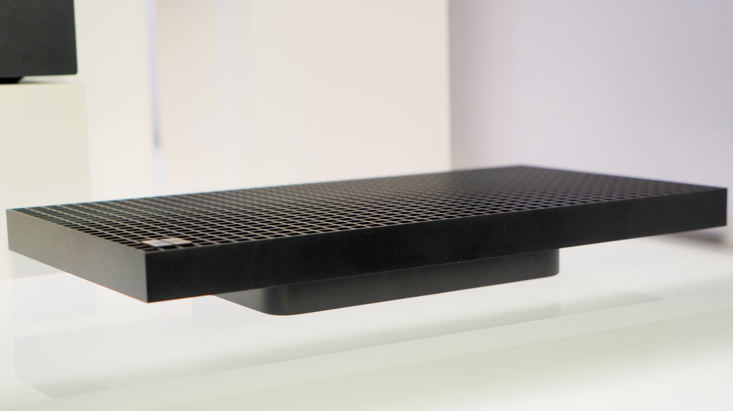 從側面看過去，Surface RTX Spark Dev Box的主體應該為於機身下半部，上半部應為大型散熱片。