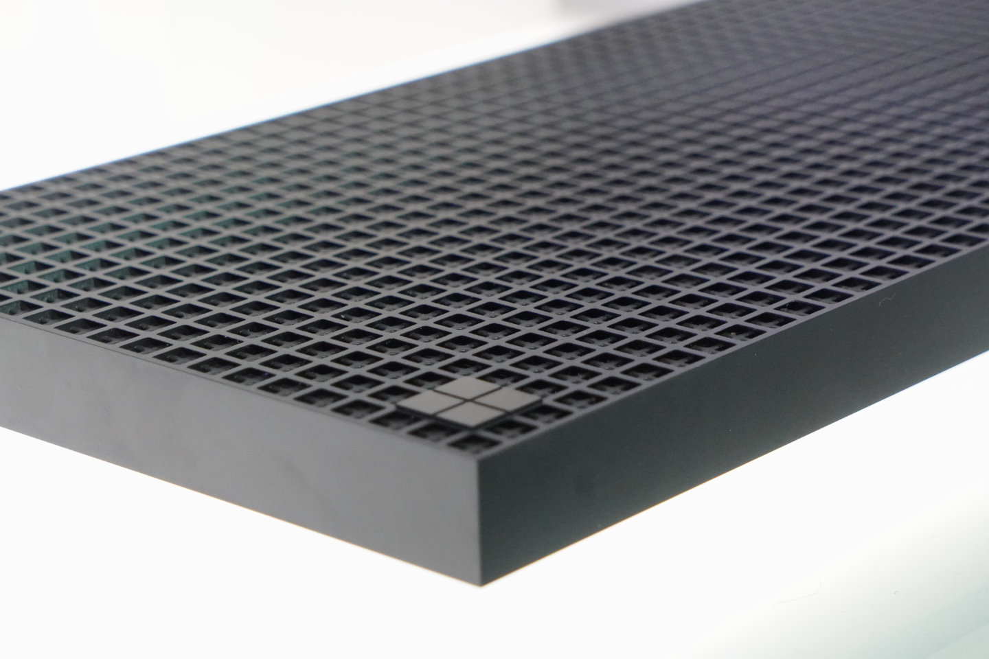 Surface RTX Spark Dev Box的機身採用陽極氧化鋁材質，機身上具有高達1,000個排氣散熱孔。