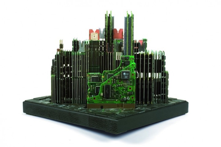 舊主機板、記憶體、散熱器變身建築模型，資源回收也能大玩創作藝術